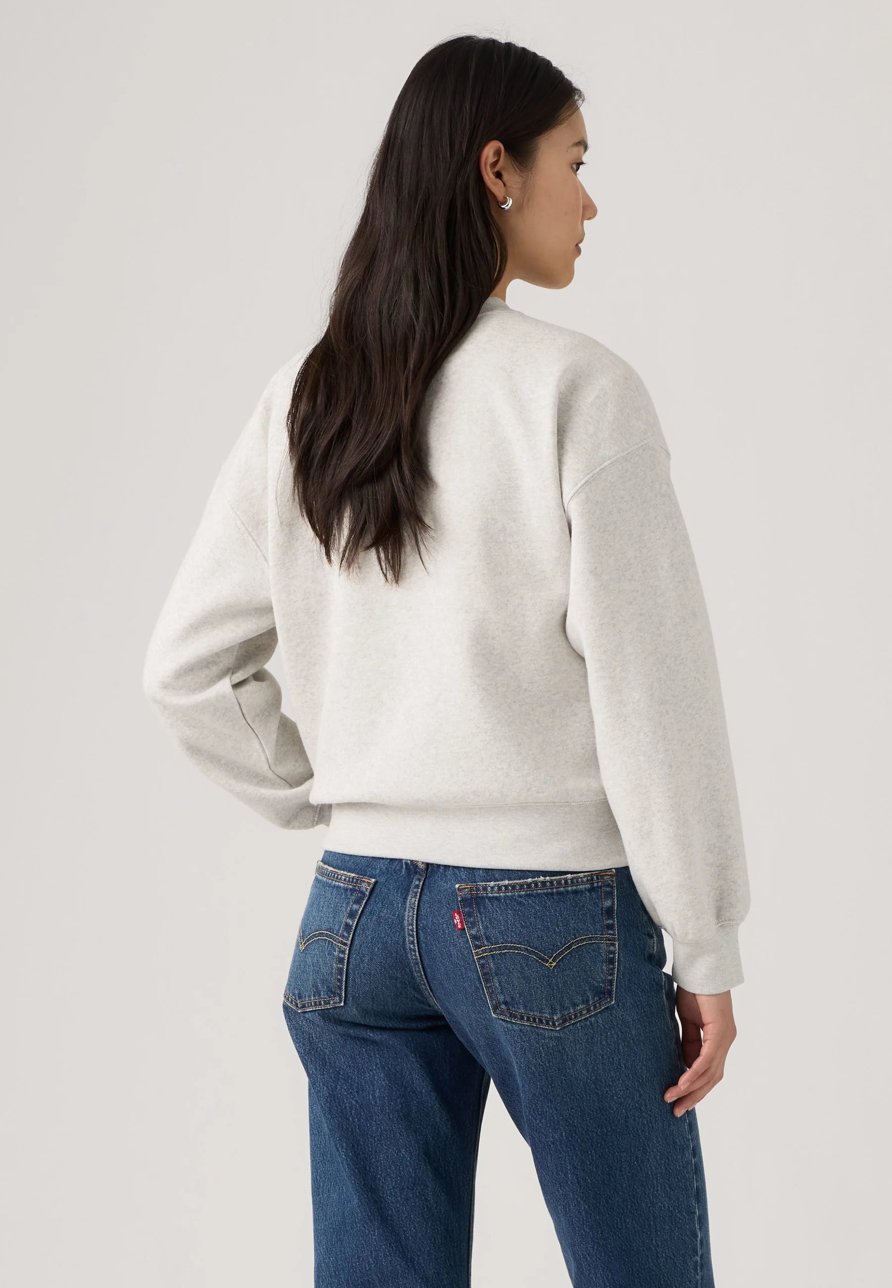 Model showcasing the EVERYDAY CREW SWEATSHIRT (FROSTY GREY HEAT) | LEVIS from the back.