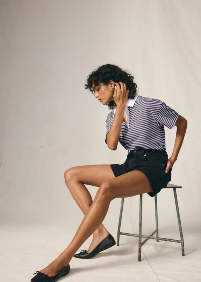 WOMEN'S CINCH MID THIGH SHORT (Open Mind) | LEVI'S model wearing baggy denim shorts with a striped polo.