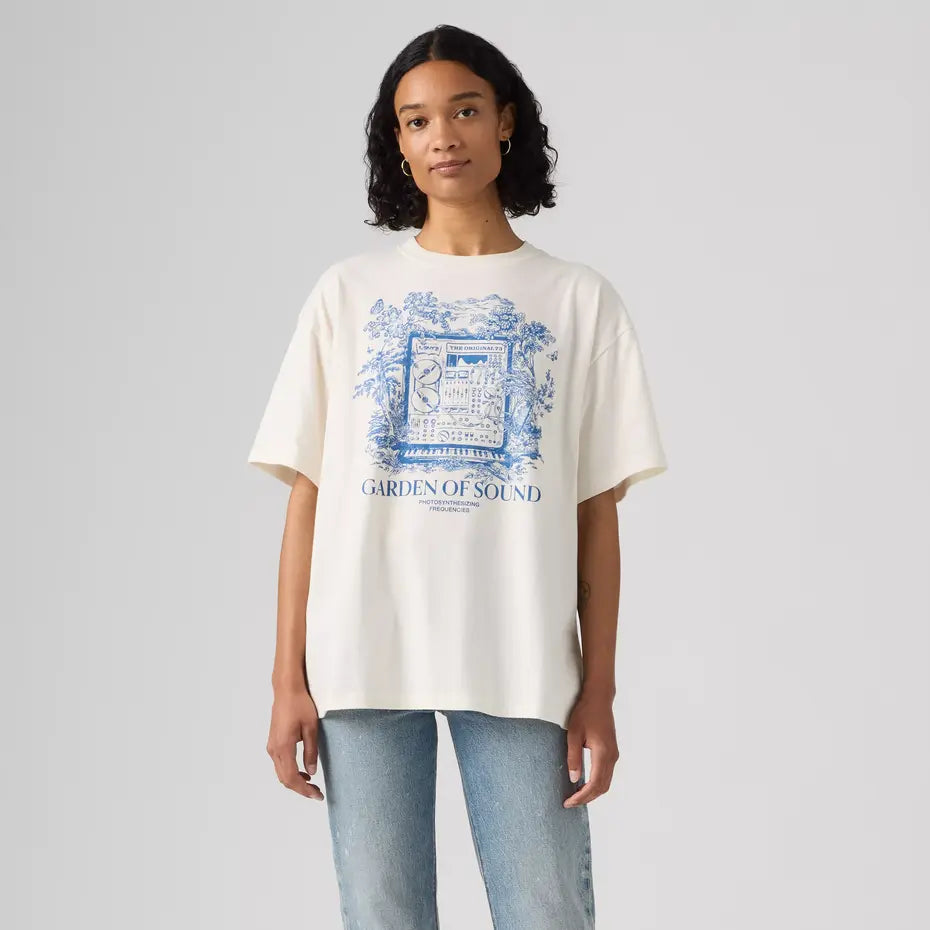 OVERSIZED ANY DAY TEE (Garden Of Sound) | LEVI'S model wearing a graphic relaxed tee.