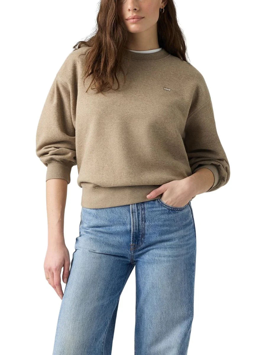 EVERYDAY CREW SWEATSHIRT (TAUPE GREY HEAT) | LEVIS worn by a model with relaxed fit and blue jeans.