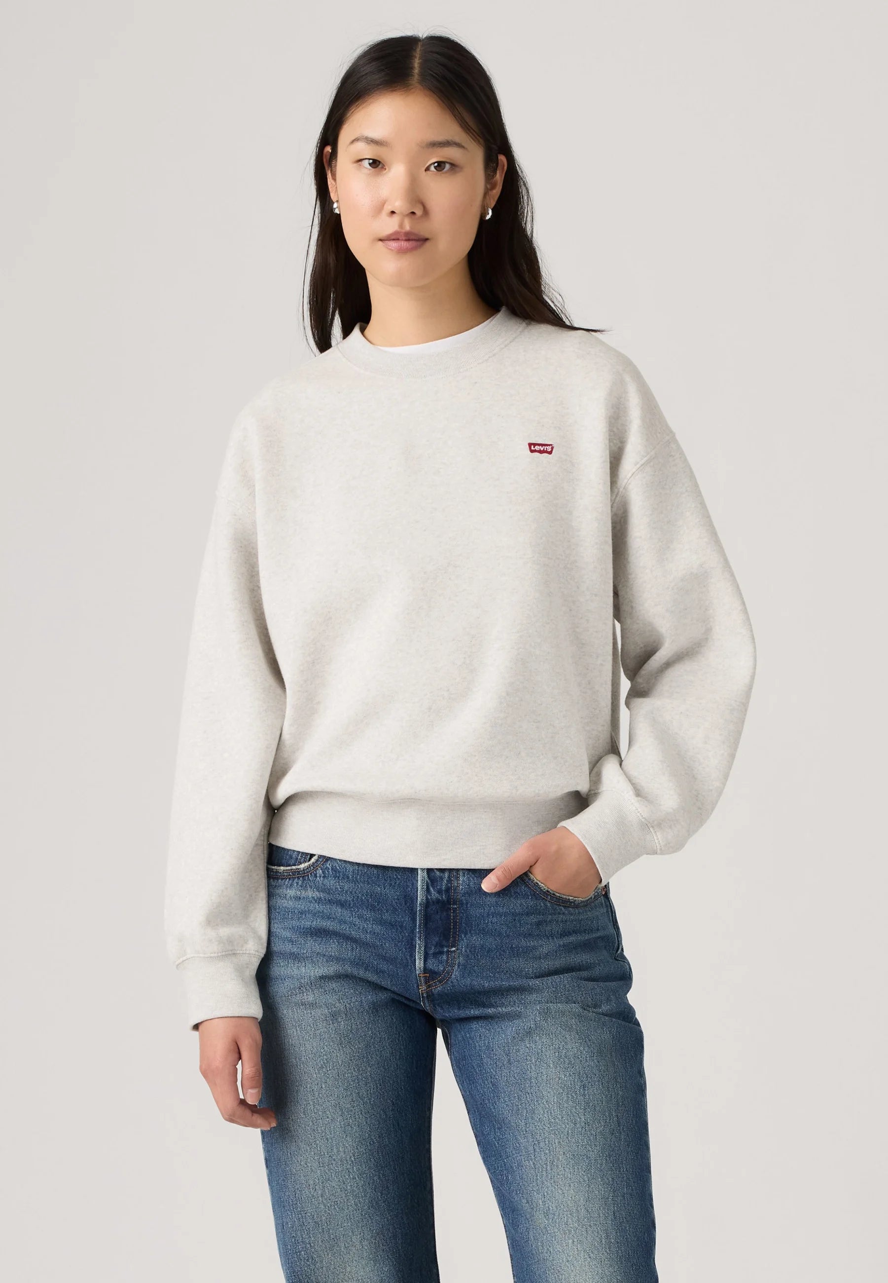 Model wearing EVERYDAY CREW SWEATSHIRT (FROSTY GREY HEAT) | LEVIS with jeans.