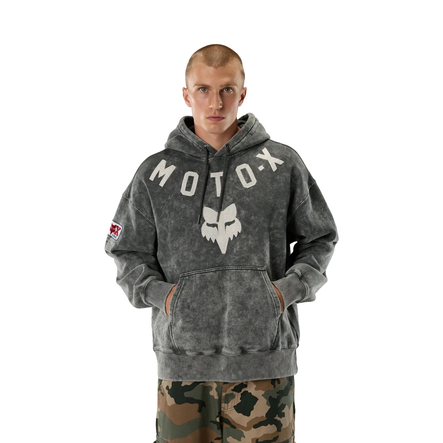 MOTO-X HEAVYWEIGHT FLC PO (DRK SHADOW) | Fox Racing model wearing oversized fleece hoodie